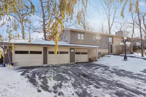 1424 W Ridgewood Dr, Cedar Falls, IA 50613
