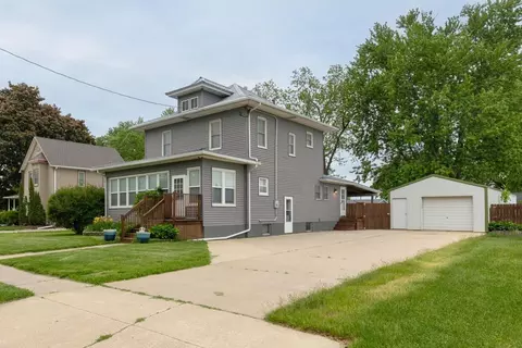 1245 Hawley St, Jesup, IA 50648