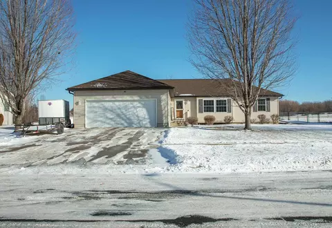 208 Brookside Dr, Parkersburg, IA 50665