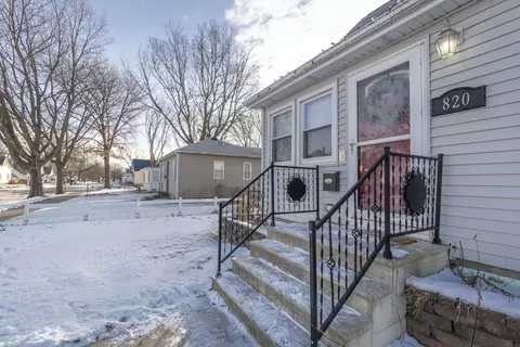 820 Bertch Ave, Waterloo, IA 50702 photo 2