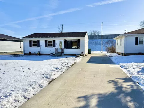128 Michigan Dr, Elk Run Heights, IA 50707