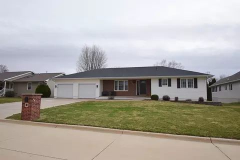 1201 7th St N E, Independence, IA 50644