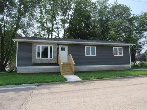 303 W 6th St, Monticello, IA 52310