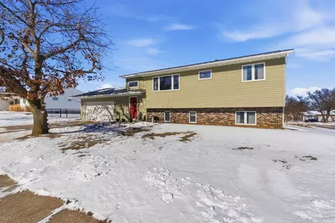 930 Prestien Dr, Denver, IA 50622