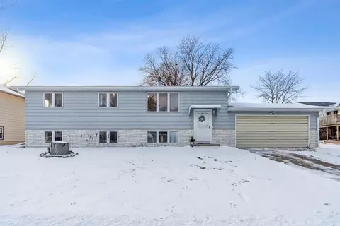 412 Hughes Dr, Waterloo, IA 50701