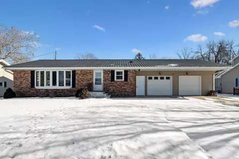 1217 N 4th St, Manchester, IA 52057