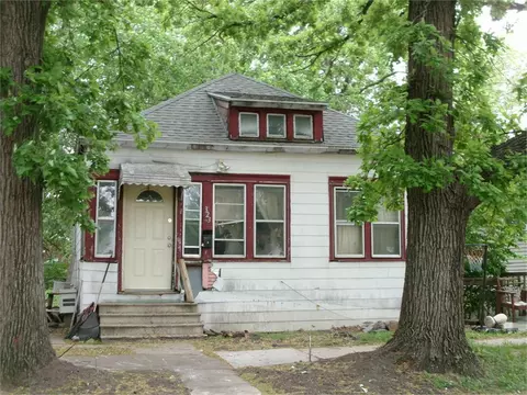 323 Cresent Pl, Waterloo, IA 50703