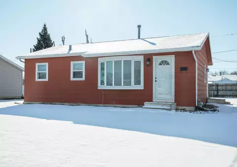 1615 Oakwood Dr, Waterloo, IA 50703