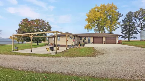 17431 300th St, Aplington, IA 50604