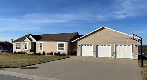 2389 Red Oak Rd, Decorah, IA 52101