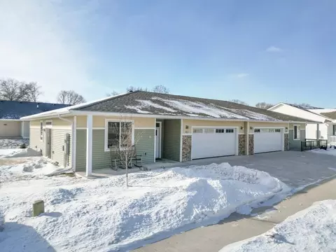 812 Parkside Ln, Charles City, IA 50616
