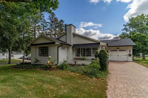 302 6th St, Grundy Center, IA 50638