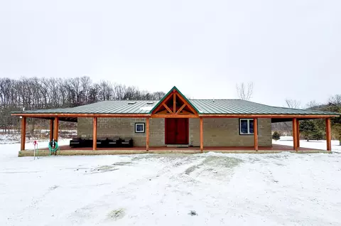 1405 Village Creek Dr, Lansing, IA 52151