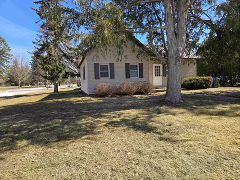 619 W 3rd Street St, Cresco, IA 52136