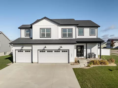 2621 Autumn Woods Dr, Cedar Falls, IA 50613