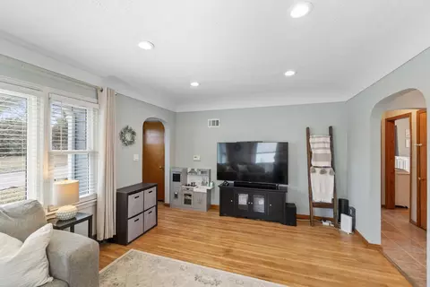 Living - 111 Morgan Rd, Waterloo, IA 50701 photo 2 of 3