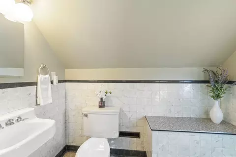 Bath - 111 Morgan Rd, Waterloo, IA 50701 photo 2 of 3