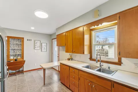 Kitchen - 111 Morgan Rd, Waterloo, IA 50701 photo 2 of 2