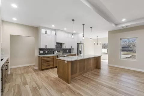 4467 Charm Dr, Waterloo, IA 50701