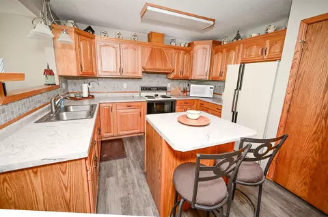 102 N Franklin St #8, Manchester, IA 52057