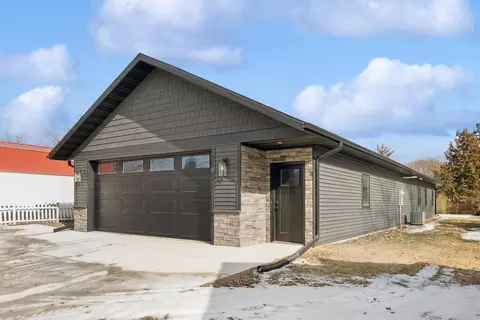 105 9th St NW, Waukon, IA 52172