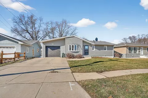 3112 W 9th St, Waterloo, IA 50702