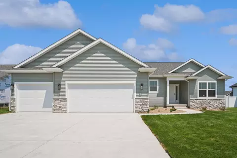2801 Autumn Woods Dr, Cedar Falls, IA 50613