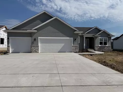 2801 Autumn Woods Dr, Cedar Falls, IA 50613