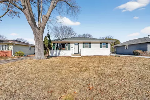 920 Royal Dr, Cedar Falls, IA 50613