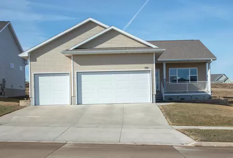 1310 1st St SE, Waverly, IA 50677