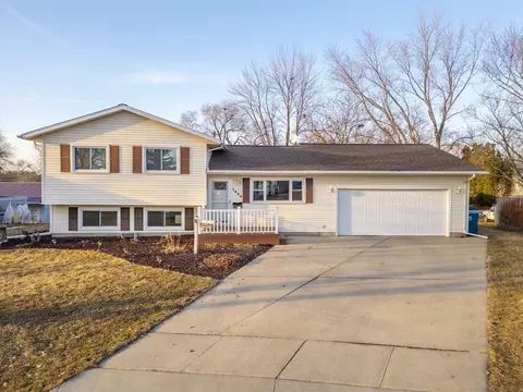 1906 Coachman Dr, Waterloo, IA 50701