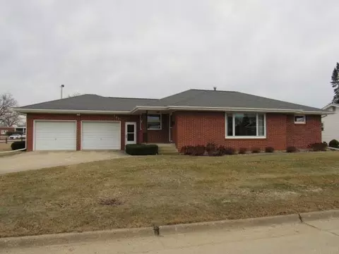 907 Southhaven Dr, Monticello, IA 52310