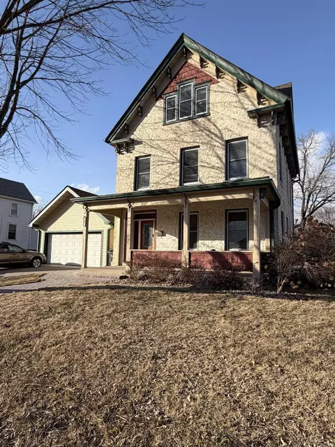 303 W Main St, Waukon, IA 52172