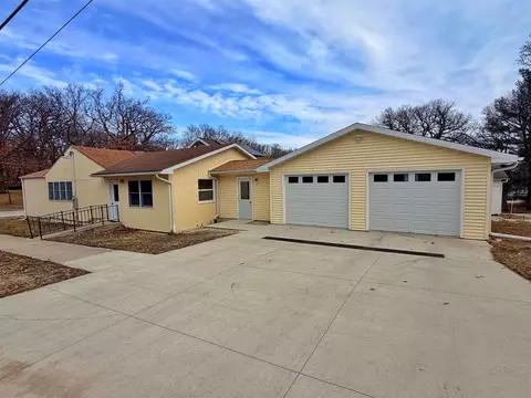 911 Vernon St, Decorah, IA 52101