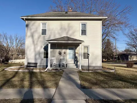714 SW 4th Ave, Independence, IA 50644