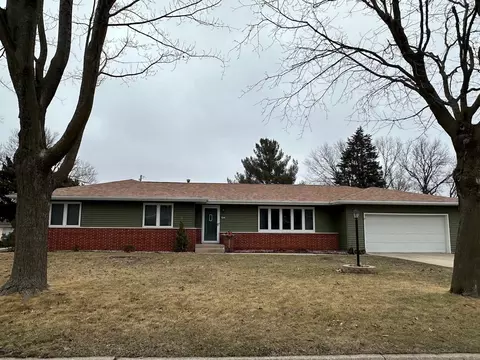 104 Hilltop Dr, Charles City, IA 50616