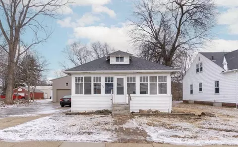 1013 W 20th St, Cedar Falls, IA 50613