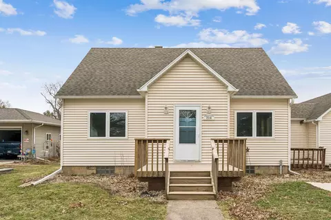 214 9th St, Aplington, IA 50604