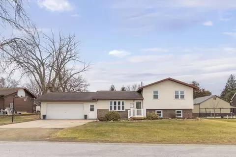 506 NE 2nd St, Fairbank, IA 50629