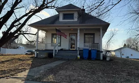 207 7th St, Grundy Center, IA 50638