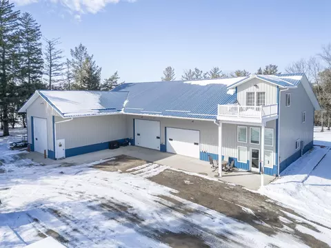 7603 N Raymond Rd, Dunkerton, IA 50626