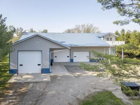 7603 N Raymond Rd, Dunkerton, IA 50626
