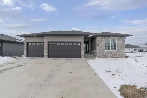 1122 Algonquin Dr, Cedar Falls, IA 50613