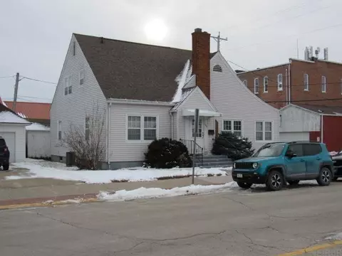 109 N Madison St, Manchester, IA 52057