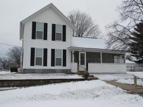 413 E Delaware St, Manchester, IA 52057