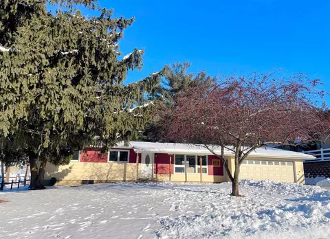 1112 S Mill St, Decorah, IA 52101