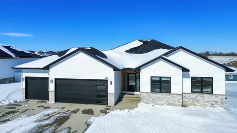 208 Willow Oak Dr, Cedar Falls, IA 50613