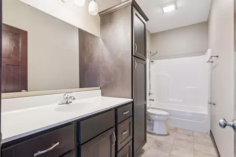 Bath - 4755 Winghaven Dr, Waterloo, IA 50701 photo 1 of 1