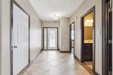 Entry Way - 4755 Winghaven Dr, Waterloo, IA 50701 photo 1 of 3