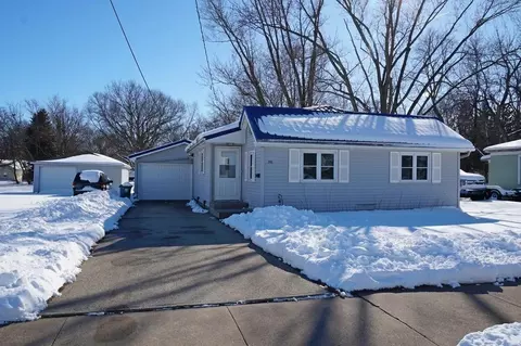302 16th Ave, Charles City, IA 50616